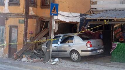 Bursa'da freni boşalan otomobil eve girdi