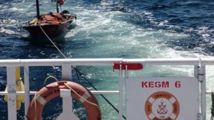 &Ccedil;anakkale Boğazı'nda s&uuml;r&uuml;klenen tekne kurtarıldı