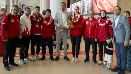&Ccedil;i&ccedil;eklerle karşılandılar! Milli sporcular yurda d&ouml;nd&uuml;