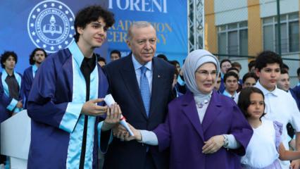Cumhurbaşkanı Erdoğan'ın torunu &Ouml;mer Tayyip mezun oldu! Diplomasını bizzat kendi verdi