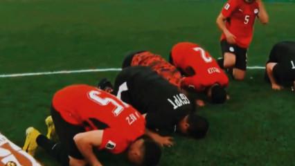 D&uuml;nya Kupası'nda gecenin en &ccedil;ok konuşulan karesi! 3-1 sonrası ş&uuml;k&uuml;r secdesi