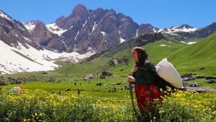 Hakkari&rsquo;de aynı anda 2 mevsim! Bir yanda buzullar bir yanda bahar &ccedil;i&ccedil;ekleri