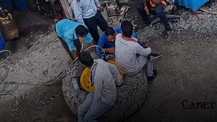 Hindistan'da feci olay! &Uuml;zerinde oturdukları lastik bomba gibi patladı
