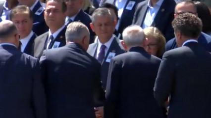 Mutlak butlan kararı sonrası ilk! Kılı&ccedil;daroğlu ve &Ouml;zel'in tokalaştığı anlar g&uuml;ndem oldu