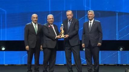 Kuyumculuk sekt&ouml;r&uuml; ihracat şampiyonu Ahlatcı, &ouml;d&uuml;l&uuml; Cumhurbaşkanı Erdoğan&rsquo;ın elinden aldı