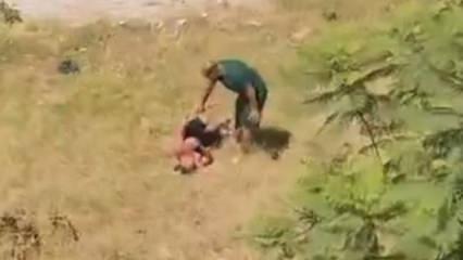 Sulama kanalına giren oğlunu kemerle d&ouml;vd&uuml;! Olay anı kameraya yansıdı 