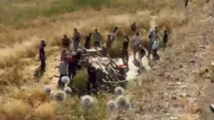 Şanlıurfa&rsquo;da otomobil şarampole yuvarlandı: &Ouml;l&uuml; ve yaralılar var