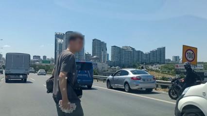 TEM'de para g&ouml;t&uuml;ren motokurye d&uuml;şt&uuml;, yola sa&ccedil;ılanları vatandaşlar topladı
