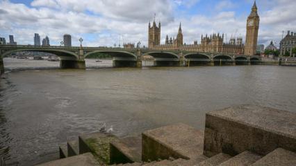 Thames Nehri'nin rengi kahverengiye b&uuml;r&uuml;nd&uuml;