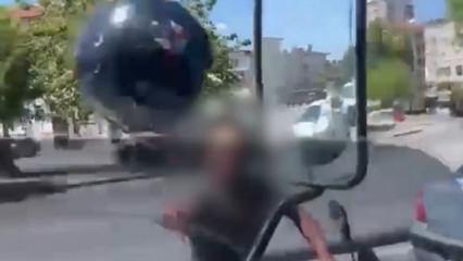 Trafikte tartıştığı s&uuml;r&uuml;c&uuml;ye kaskını fırlattı, 405 bin TL ceza yedi 