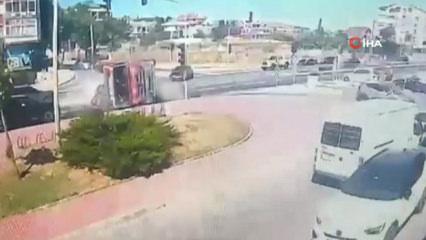 Yangına giden itfaiye aracının devrildiği o anlar ortaya &ccedil;ıktı!