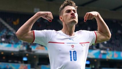 Yıldız golc&uuml; 30 yaşında milli takımı bıraktı