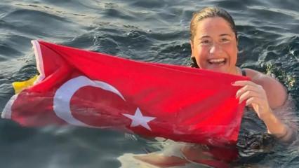 13 saat 50 dakika durmadan y&uuml;zd&uuml;! Milli sporcu Aysu T&uuml;rkoğlu'ndan yeni rekor
