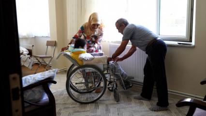 İki evladını kaybeden &ccedil;ift, y&uuml;zde 100 engelli Recep'e ana-baba oldu