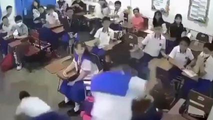 8. sınıf &ouml;ğrencisi dehşet sa&ccedil;tı: Sınıfa bı&ccedil;akla dalıp 7 arkadaşını yaraladı