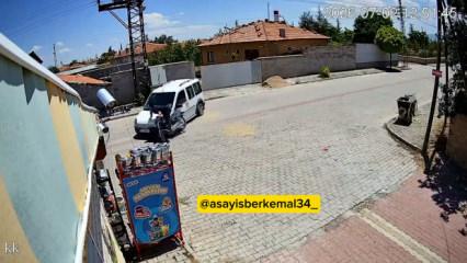 Feci kaza kamerada! &Ccedil;arpışmanın etkisiyle marketin i&ccedil;ine kadar s&uuml;r&uuml;klendi