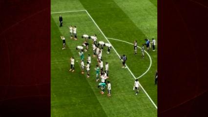 Son dakika gol&uuml;yle elenen Japon futbolcular taraftarların &ouml;n&uuml;nde eğilerek &ouml;z&uuml;r diledi