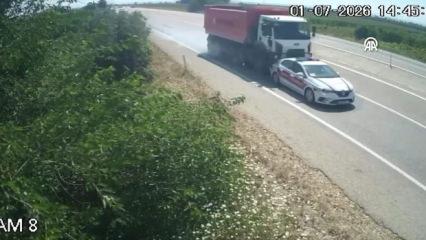 Adana&rsquo;da feci kaza: Kamyon, jandarma trafik aracına &ccedil;arptı: 1 yaralı