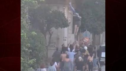 Alevlerden ka&ccedil;an yaşlı kadını mahalleli havada yakaladı!