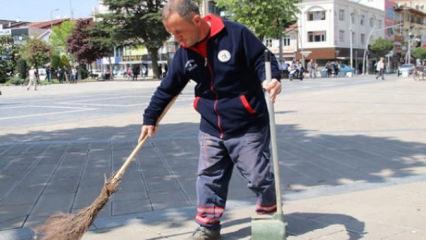 Altın dolu &ccedil;antayı polise teslim eden temizlik iş&ccedil;isi &ouml;d&uuml;llendirildi
