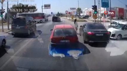 Antalya'da emniyet şeridinden gelip gen&ccedil; kıza &ccedil;arptı, o anlar ara&ccedil; kamerasında