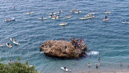Antalya&rsquo;da plajlar doldu taştı! Nem arttı, bunalanlar sahillere koştu