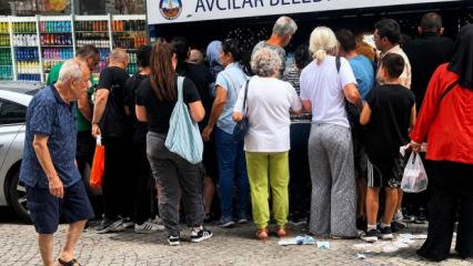 Vatandaşlar &ccedil;&ouml;pe atılan cep telefonu kılıflarını almak i&ccedil;in sıraya girdi