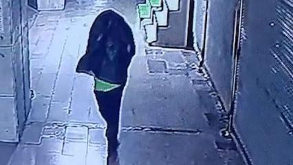 &Ccedil;&ouml;p poşeti ile y&uuml;z&uuml;n&uuml; saklayıp, &ccedil;ay ocağını yaktı; o anlar kamerada