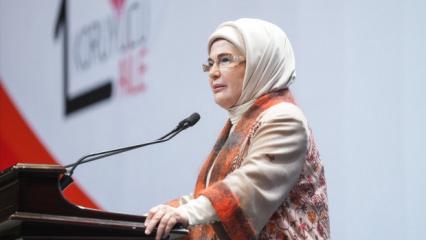 Emine Erdoğan'dan koruyucu ailelere teşekk&uuml;r: İnsanlığa ışık tutuyorsunuz