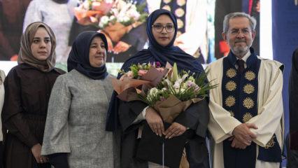 Enkazdan 248'inci saatte kurtarılan Aleyna, &uuml;niversiteden mezun oldu