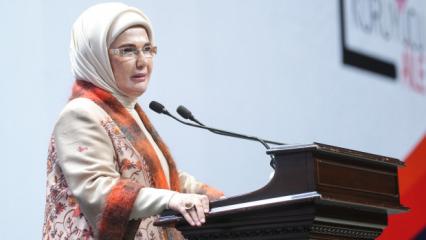 "Hi&ccedil;bir &ccedil;ocuk sevgisiz kalmasın!" Emine Erdoğan'dan koruyucu aile seferberliği &ccedil;ağrısı