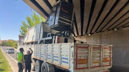 İş makinesi y&uuml;kl&uuml; tır, k&ouml;pr&uuml;de sıkıştı, ulaşım aksadı