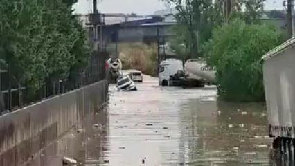 Kocaeli'yi sağanak vurdu: Ara&ccedil;lar mahsur kaldı