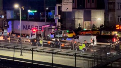 K&uuml;&ccedil;&uuml;k&ccedil;ekmece'de makas faciası: 2 kişi yaralandı