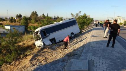 Lastiği patlayan servis aracı şarampole devrildi: 5 yaralı