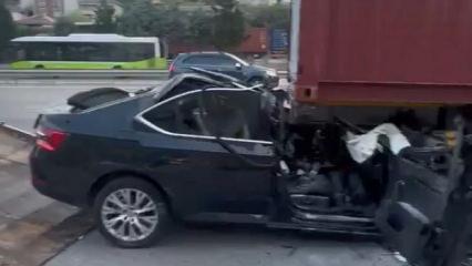 Otomobil, TIR'ın altına girdi: 2 &ouml;l&uuml;