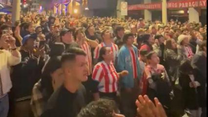 Paraguay halkı sokaklara d&ouml;k&uuml;ld&uuml;! Tarihi zafer sonrası &ccedil;ılgına d&ouml;nd&uuml;ler