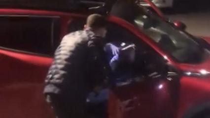 Polis bariyerini ezip ka&ccedil;maya &ccedil;alıştı: Korku dolu anlar saniye saniye kaydedildi