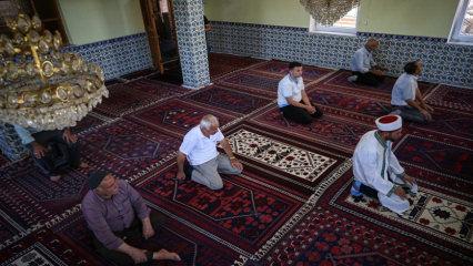 Vefat eden kişinin halısı camiye seriliyor: Asırlık Y&ouml;r&uuml;k geleneği devam ediyor