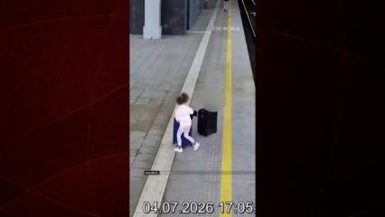 Trenin hareket etmesiyle peronda tek başına kalan k&uuml;&ccedil;&uuml;k kızın zor anları kamerada
