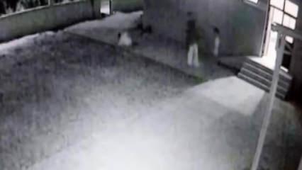 Alkol alıp cami avlusunda uygunsuz hareketler yapan &ccedil;ift kendilerini uyaran imamı d&ouml;vd&uuml;
