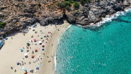 Antalya&rsquo;nın &uuml;nl&uuml; plajında yoğunluk: Deniz suyu sıcaklığı, hava sıcaklığını yakaladı