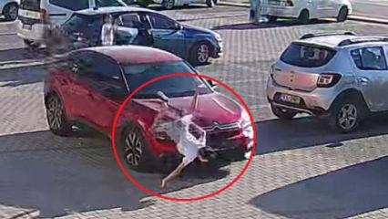 Bursa'da kontrols&uuml;z şekilde yola atlayan &ccedil;ocuğa otomobil &ccedil;arptı