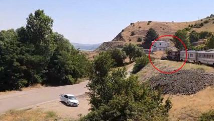 Elazığ&rsquo;da yolcu treninin, otomobile &ccedil;arptığı anlar kamerada
