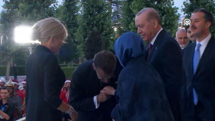 Emine Erdoğan, Macron'un elini &ouml;pmesine izin vermedi