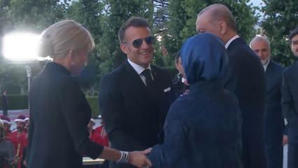 Emine Erdoğan Macron'un elini &ouml;pmesine izin vermedi