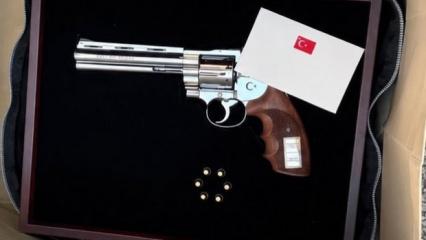 Erdoğan&rsquo;ın hediye ettiği silahın d&uuml;nyada eşi benzeri yok: İki mermiyi birden atıyor!