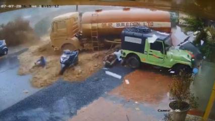 Hindistan&rsquo;da heyelan tankeri ve insanları s&uuml;r&uuml;kledi: 5 &ouml;l&uuml;, 9 yaralı