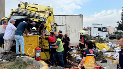 İki tır kafa kafaya &ccedil;arpıştı: 18 yaşındaki gen&ccedil;ten acı haber