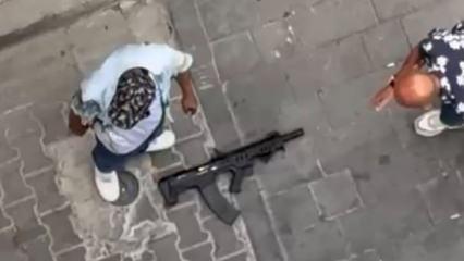 İzmir&rsquo;de sokak ortasında t&uuml;fekle dehşet sa&ccedil;an şehir magandaları kıskıvrak yakalandı